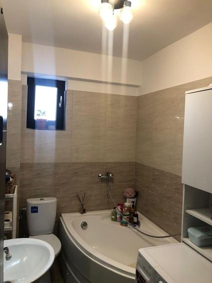 Apartament cu 3 camere semidecomandat în Pielești