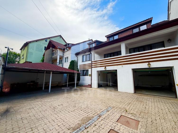 Casă individuală cu 8 camere cu Canalizare în Central