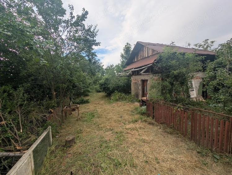 Casă cu 2 camere cu Teren 2000 Mp în Petrești