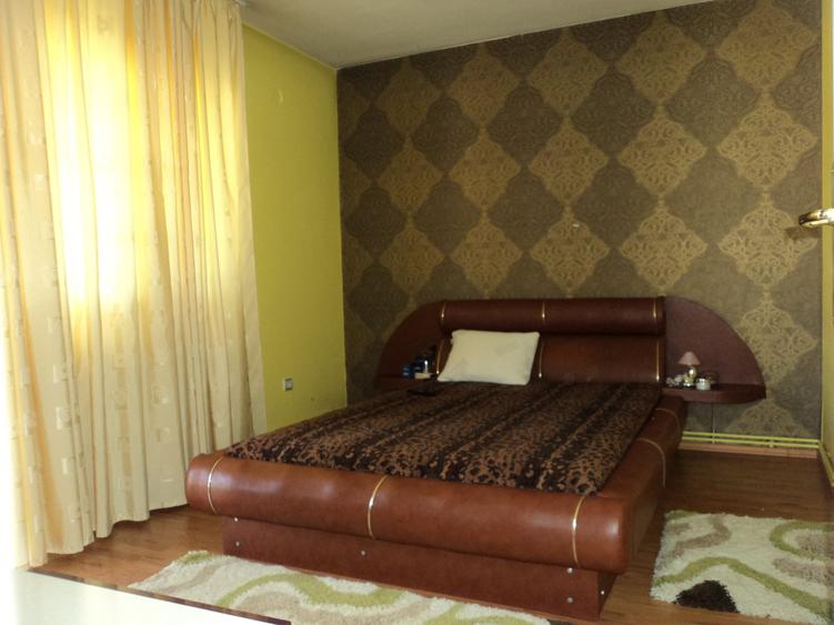 Casă cu 5 camere cu Garaj în Bujoreni