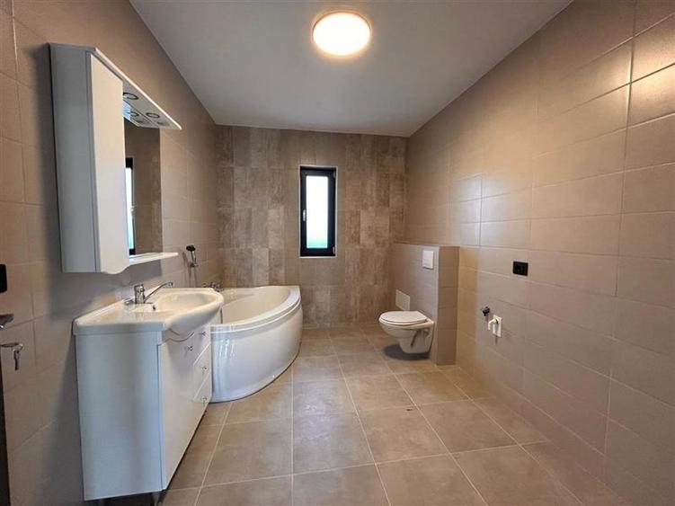 Casă individuală cu 3 camere cu Canalizare în Letea