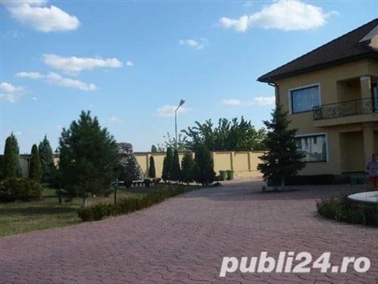 Casă individuală cu 20 camere cu Canalizare în Izvorani