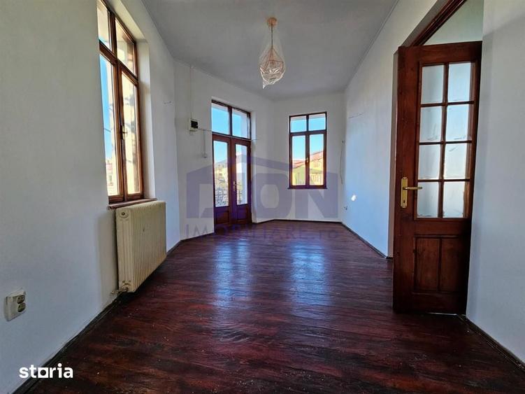 Casă cu 6 camere cu Teren 138 Mp în Centrul Civic