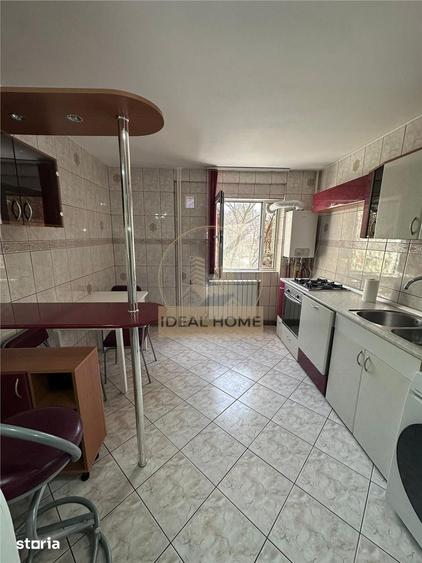 Apartament cu 3 camere semidecomandat în Podu Roș