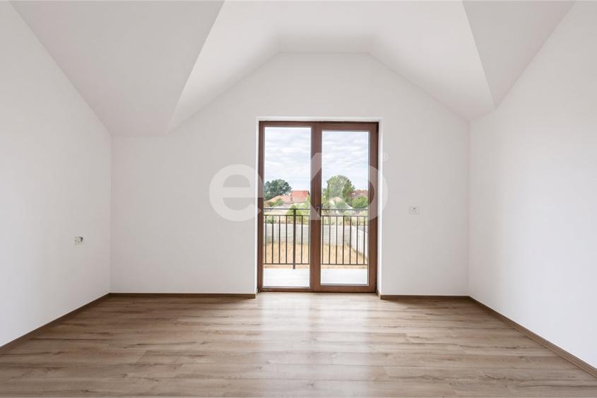 Duplex cu 4 camere cu Canalizare în Covaci