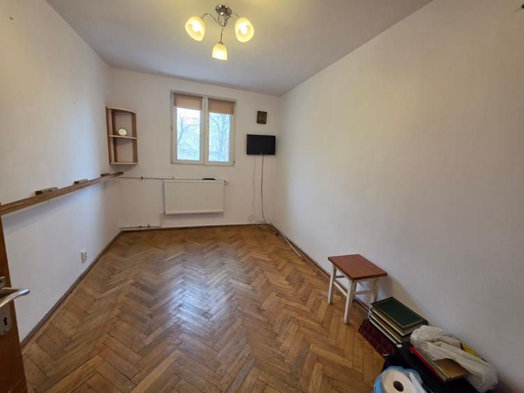 Apartament cu 4 camere semidecomandat în Titan