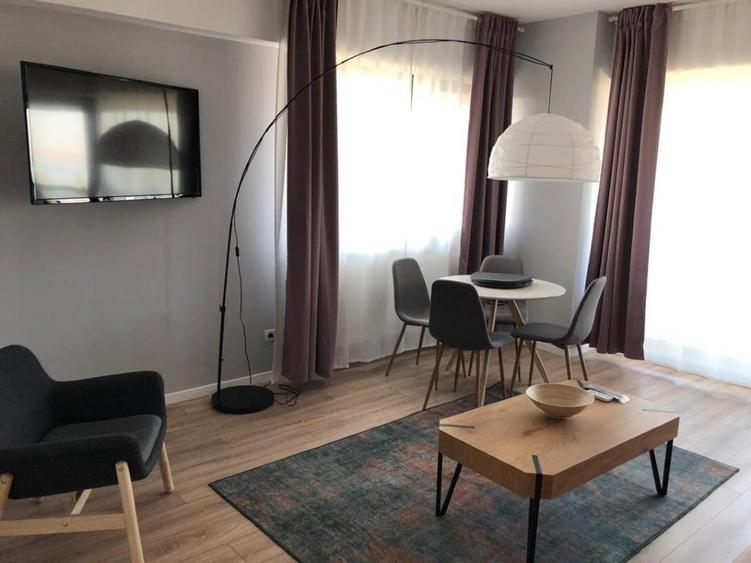 Apartament cu 2 camere semidecomandat, mobilat în Central