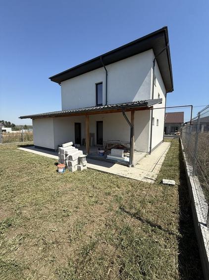 Casă cu 4 camere decomandat în Agigea