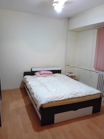 Apartament cu 4 camere semidecomandat, mobilat în Gorjului