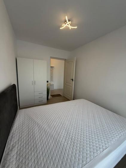 Apartament cu 3 camere semidecomandat, mobilat în Est
