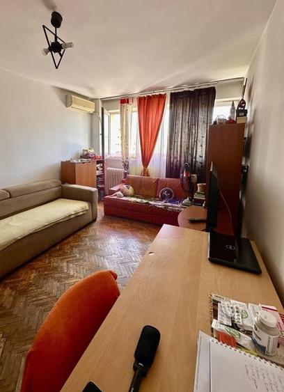 Apartament cu 3 camere semidecomandat în Mihai Bravu