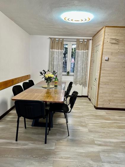 Casă individuală cu 7 camere cu Canalizare în Central
