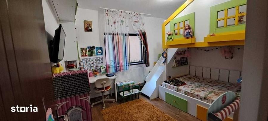Apartament cu 3 camere semidecomandat în Central