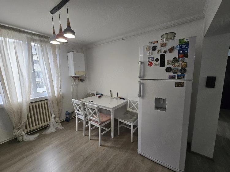 Apartament cu 4 camere decomandat în Central