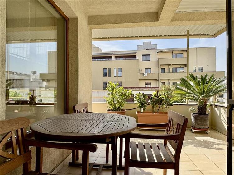 Apartament cu 4 camere semidecomandat în Herăstrău