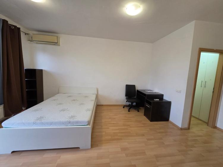 Garsonieră decomandată în Titan