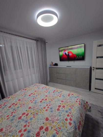Apartament cu 3 camere semidecomandat în Exterior Vest