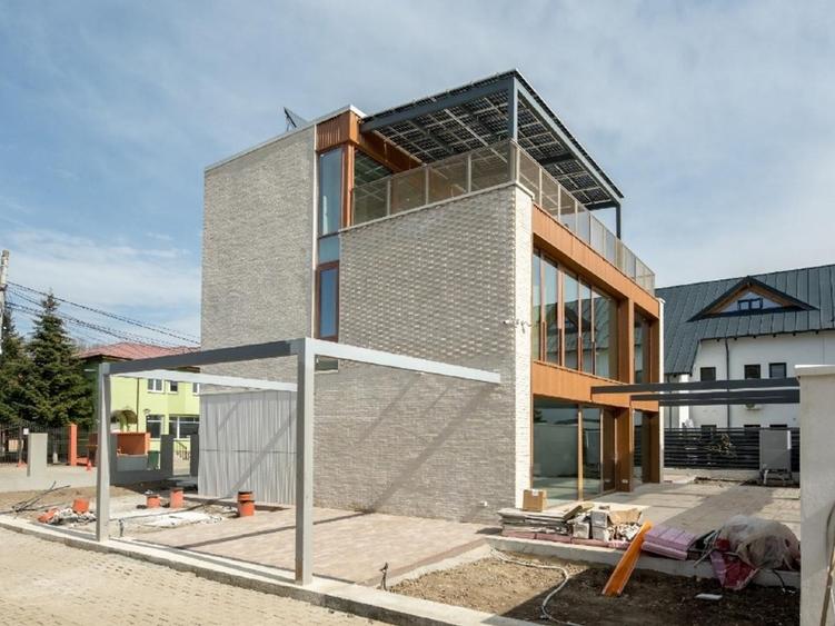 Casă individuală cu 5 camere cu Teren 425 Mp în Central