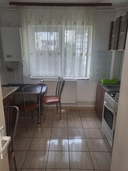 Apartament cu 3 camere semidecomandat în Central