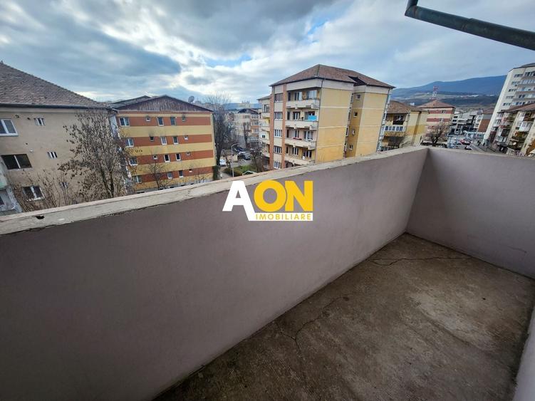 Apartament cu 3 camere decomandat, mobilat în Cetate