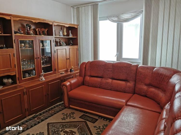 Apartament cu 3 camere semidecomandat în Craiovița Nouă