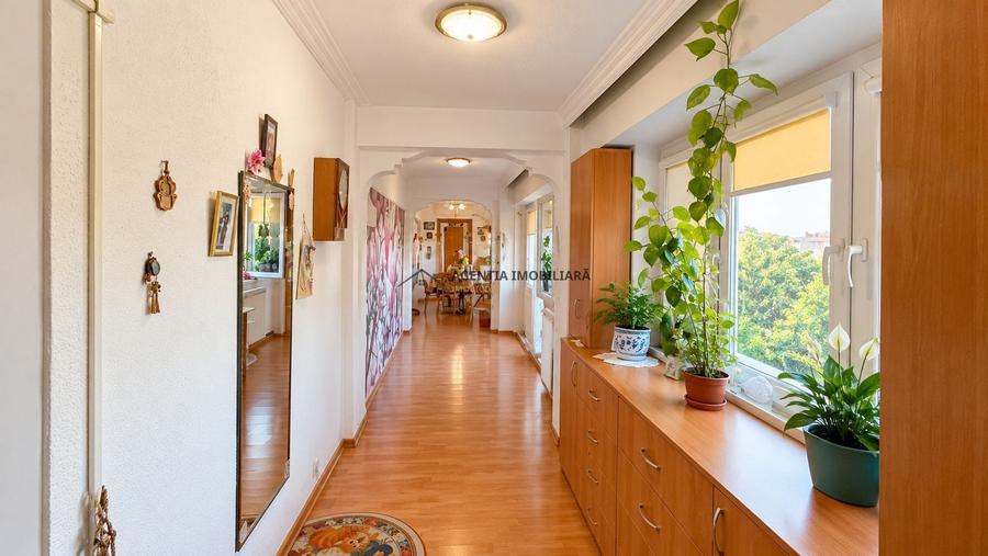 Apartament cu 4 camere decomandat în P-ța Victoriei