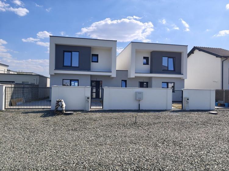 Casă individuală cu 4 camere cu Canalizare în Săcălaz