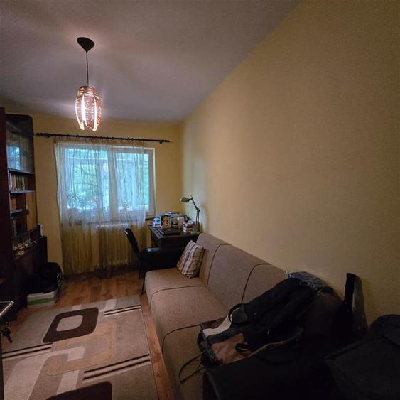Apartament cu 3 camere semidecomandat în Podu Roș
