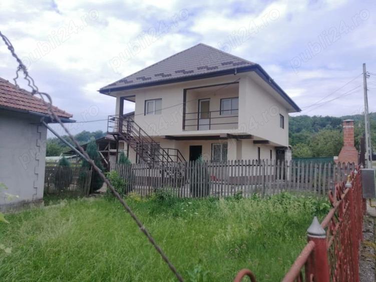 Casă cu 5 camere cu Teren 1400 Mp în Stâlpeni