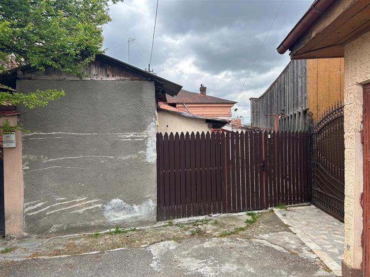 Casă cu 2 camere cu Canalizare în Central