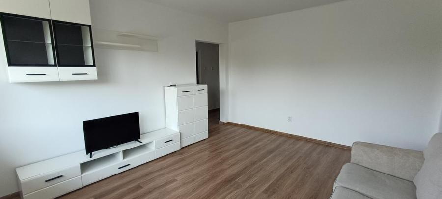 Apartament cu 3 camere semidecomandat, mobilat în Nord