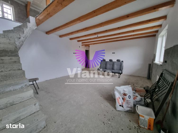Casă cu 5 camere cu Teren 650 Mp în Roșia