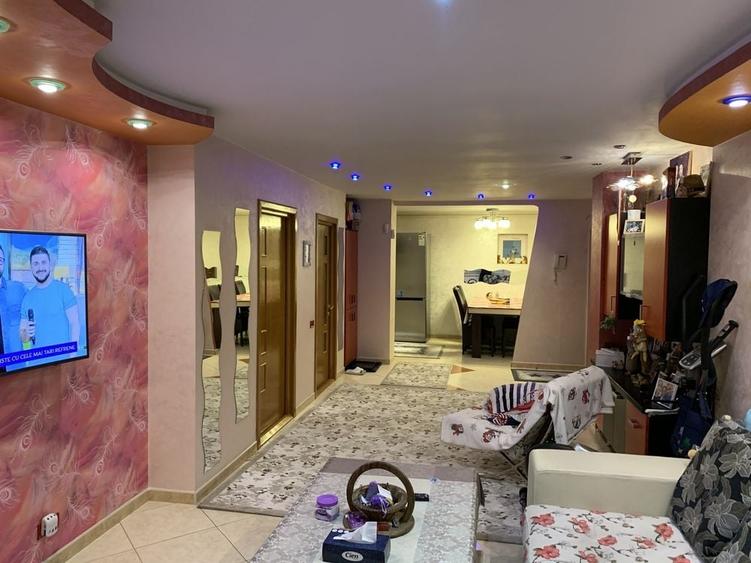 Apartament cu 4 camere decomandat în Central