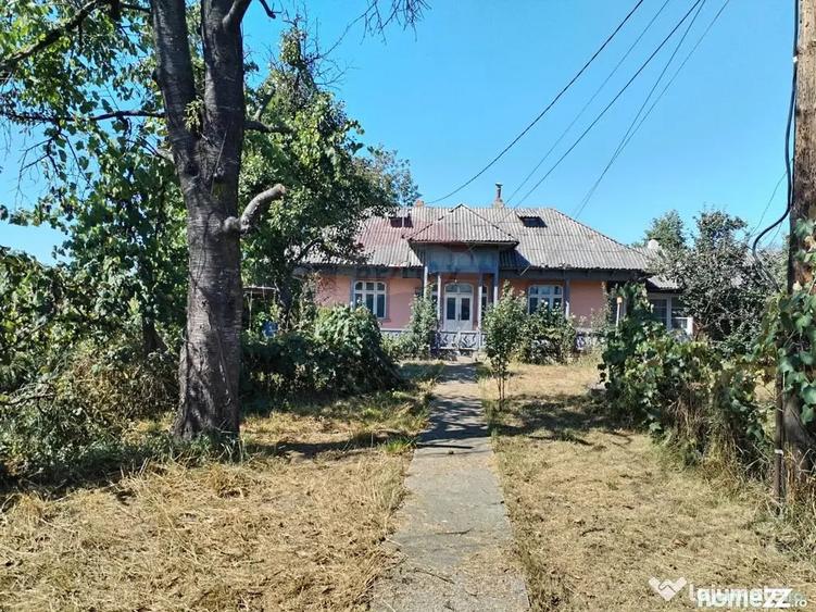 Casă cu 4 camere cu Teren 3370 Mp în Central
