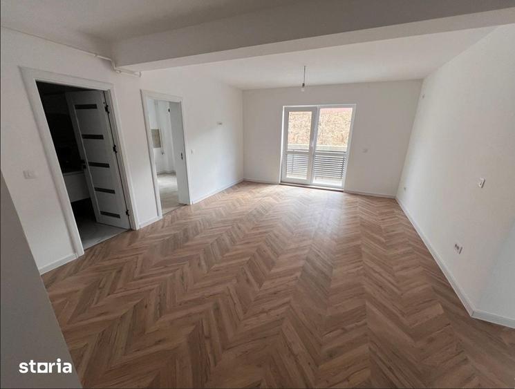Apartament cu 3 camere semidecomandat în Podu Roș
