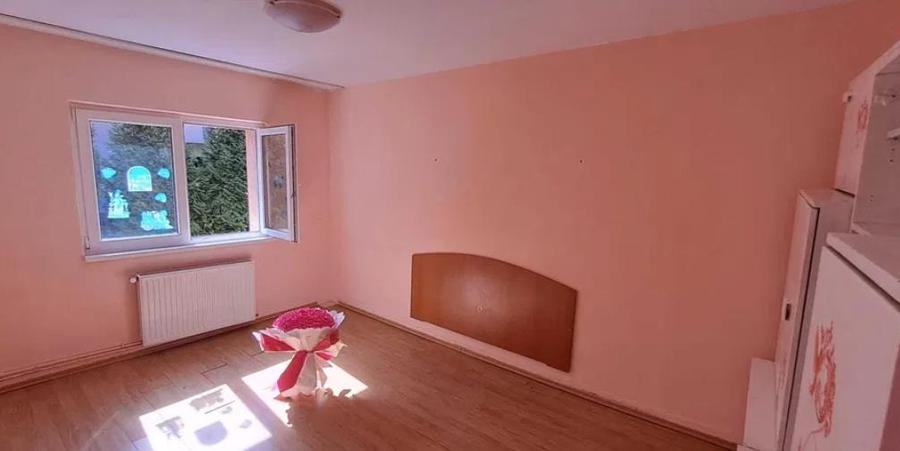 Apartament cu 3 camere decomandat în Astra