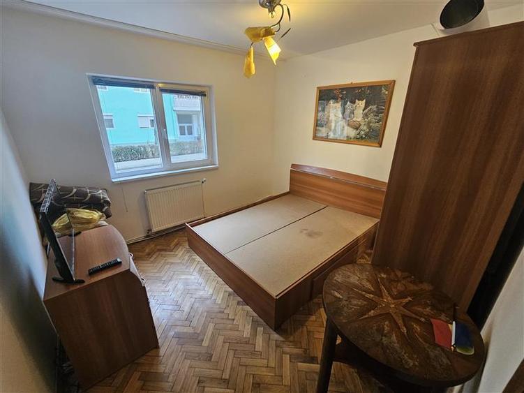 Apartament cu 3 camere decomandat, mobilat în Micro IV