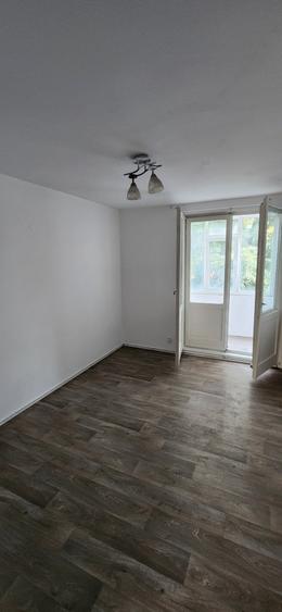 Apartament cu 3 camere semidecomandat în P-ța Gorjului