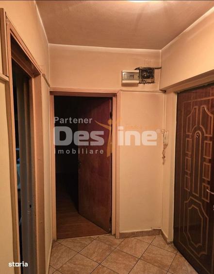 Apartament cu 3 camere decomandat, mobilat în Tei