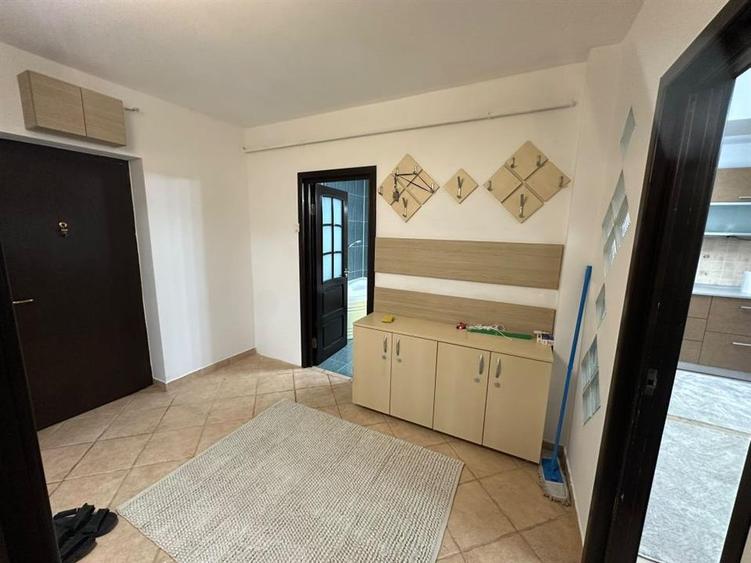 Apartament cu 3 camere semidecomandat, mobilat în Podu Roș