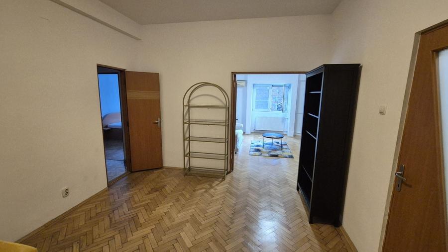 Apartament cu 3 camere semidecomandat în Universitate