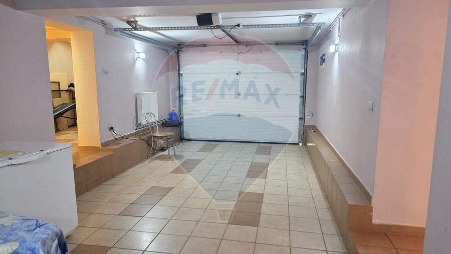 Casă individuală cu 7 camere cu Teren 1371 Mp în Nord-Est