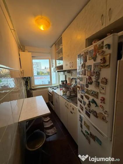 Apartament cu 2 camere semidecomandat în Craiovița Nouă