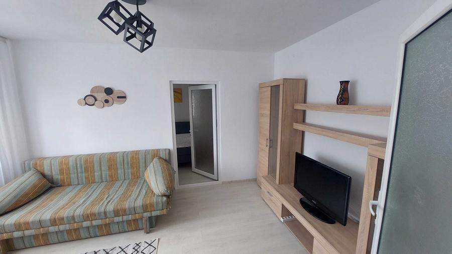 Apartament cu 3 camere semidecomandat în Micro 19