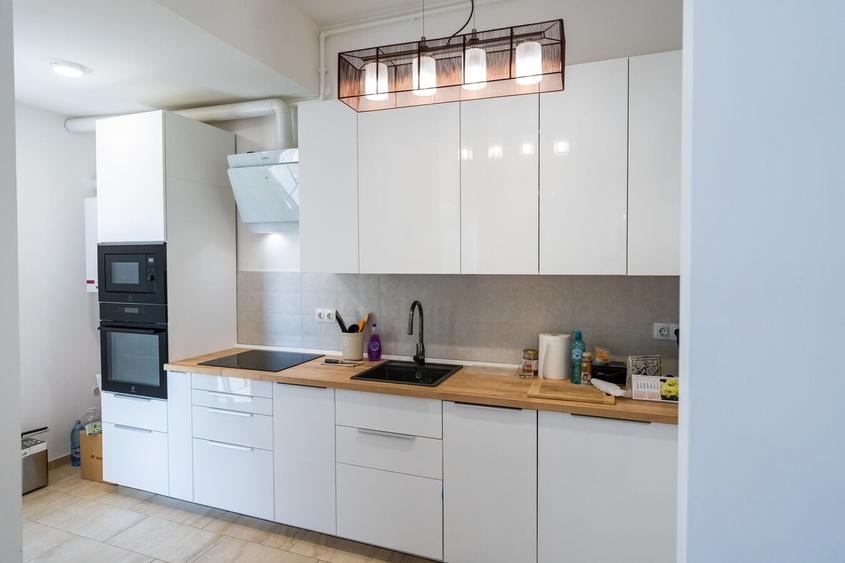 Apartament cu 3 camere semidecomandat, mobilat în Est