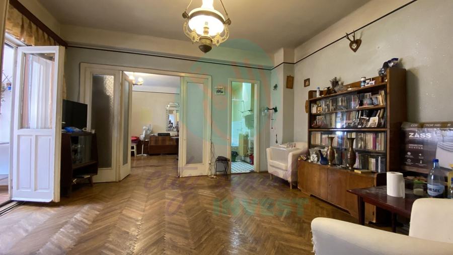 Apartament cu 3 camere semidecomandat în Moșilor