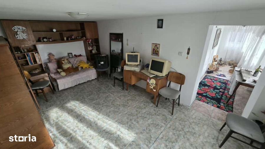 Casă cu 10 camere semidecomandat cu Teren 3200 Mp în Gologanu