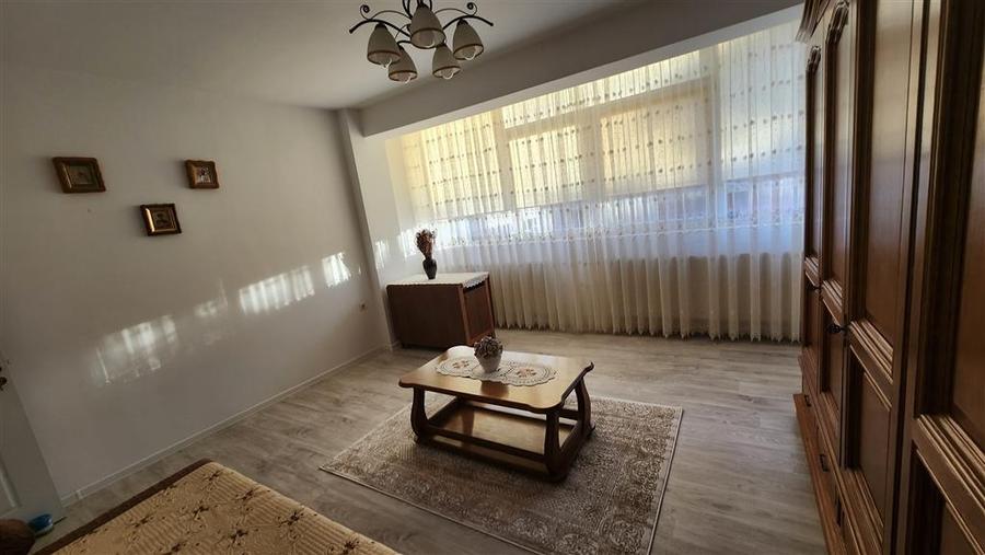 Apartament cu 4 camere decomandat, mobilat în Ipotești