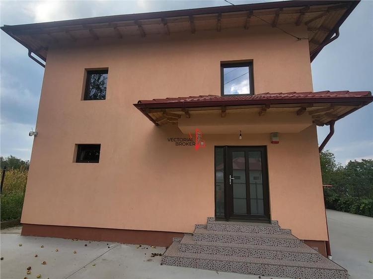 Casă cu 5 camere cu Teren 883 Mp în Central