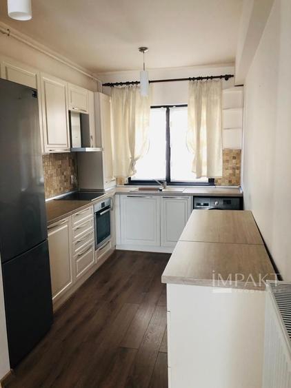 Apartament cu 4 camere semidecomandat, mobilat în Europa